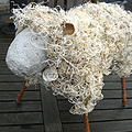 Schaap in natuurmateriaal