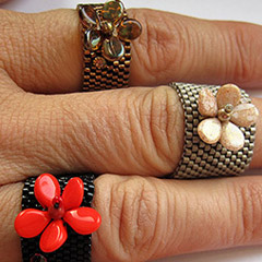 Picture: Ring in peyotte met bloem