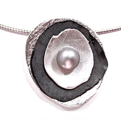 Picture: Perla Pendant (parelhanger)