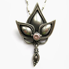 Picture: Hanger of oorbellen met puffs