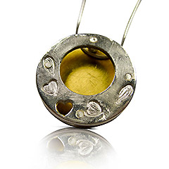 Picture: Keum-Boo en zilveren hanger