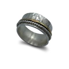 Picture: Gehamerde ring in 950