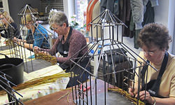 Picture: Gevlochten vogelvoederhuisje