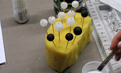 Picture: Handgeschepte kralen in papier