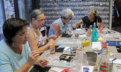 Picture: Handgeschepte papieren kralen